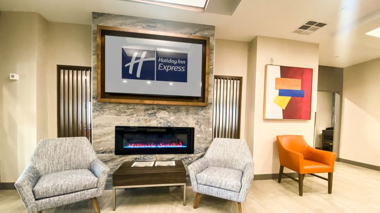 Holiday Inn Express Hotel & Suites Lobby