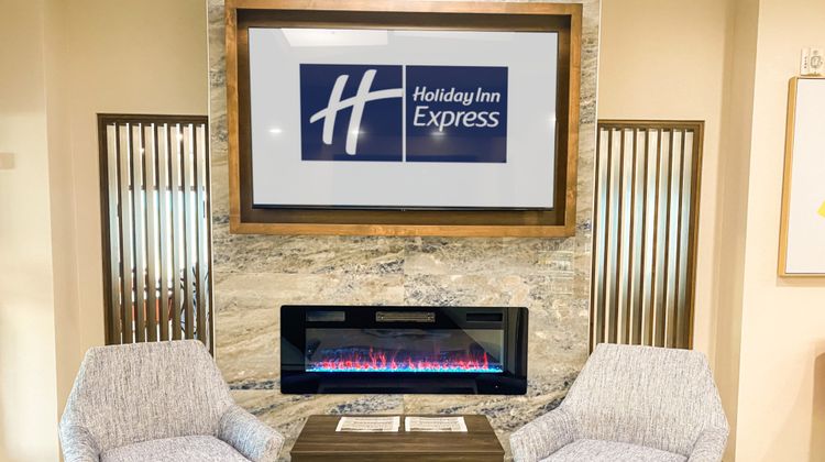 Holiday Inn Express Hotel & Suites Lobby