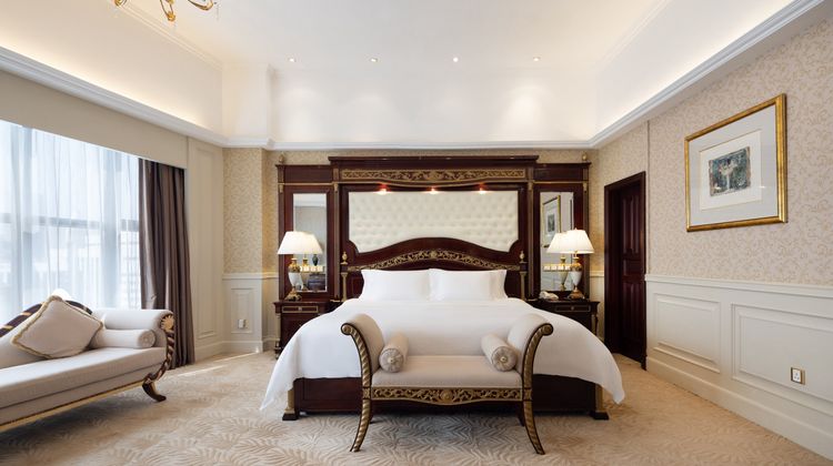 Crowne Plaza Hotel & Suites Landmark Room