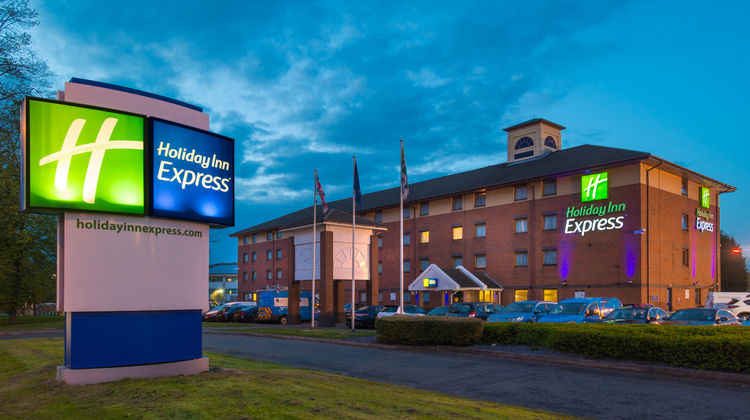 Holiday Inn Express Birmingham Oldbury Exterior