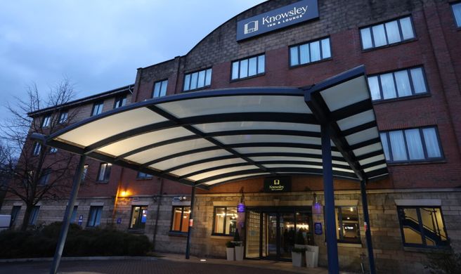 Knowsley Inn & Lounge Exterior