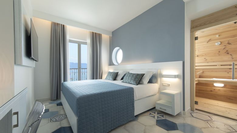 <b>Lloyd's Baia Hotel Room</b>. Images powered by <a href="https://www.leonardoworldwide.com/" title="Leonardo Worldwide" target="_blank">Leonardo</a>.
