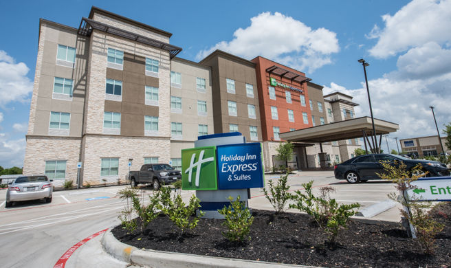 Holiday Inn Express & Suites Houston SE Exterior