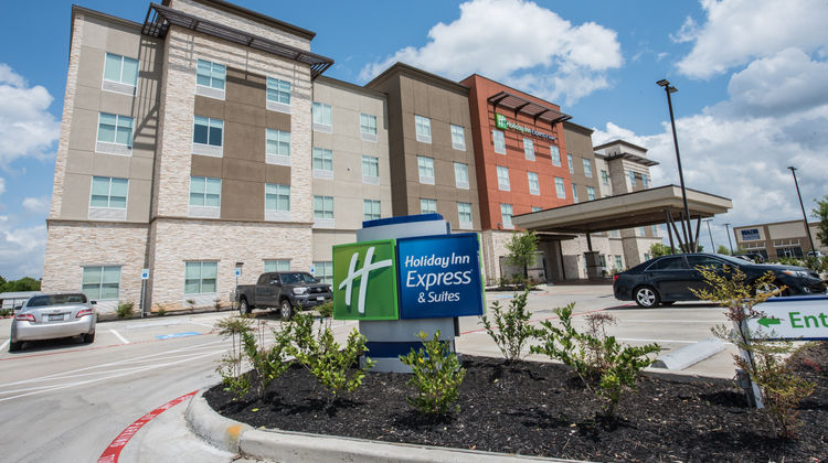 Holiday Inn Express & Suites Houston SE Exterior