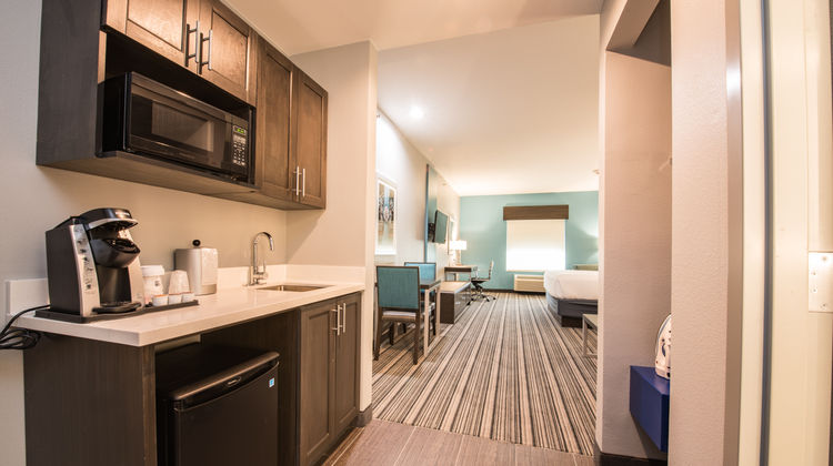 Holiday Inn Express & Suites Houston SE Suite