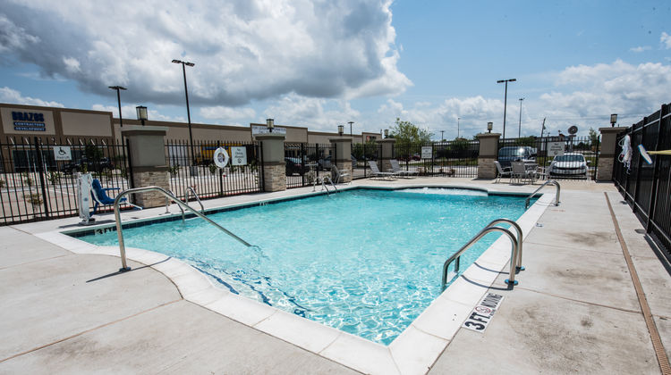 Holiday Inn Express & Suites Houston SE Pool