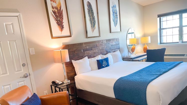 PINEMARK Inn & Suites Room