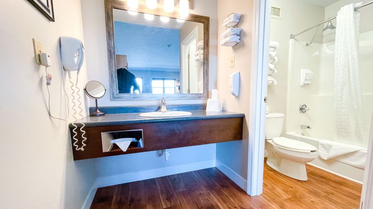 PINEMARK Inn & Suites Room