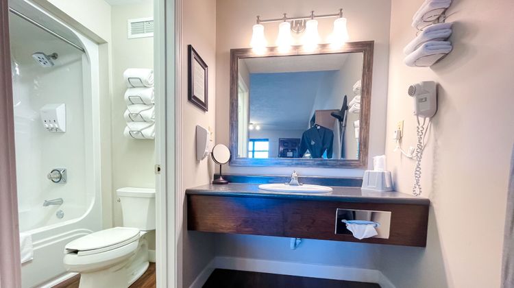 PINEMARK Inn & Suites Room