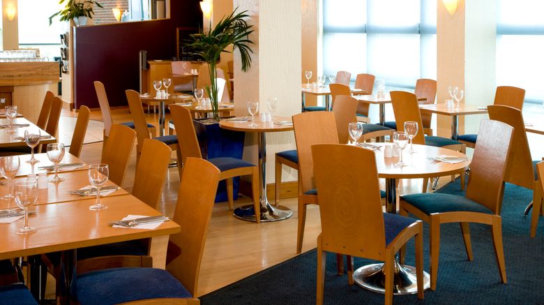 <b>Premier Inn London Wimbledon South Restaurant</b>. Images powered by <a href="https://www.leonardoworldwide.com/" title="Leonardo Worldwide" target="_blank">Leonardo</a>.