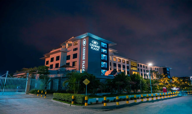 Crowne Plaza Airport Exterior