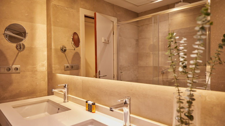 <b>El Avenida Palace Room</b>. Images powered by <a href="https://www.leonardoworldwide.com/" title="Leonardo Worldwide" target="_blank">Leonardo</a>.