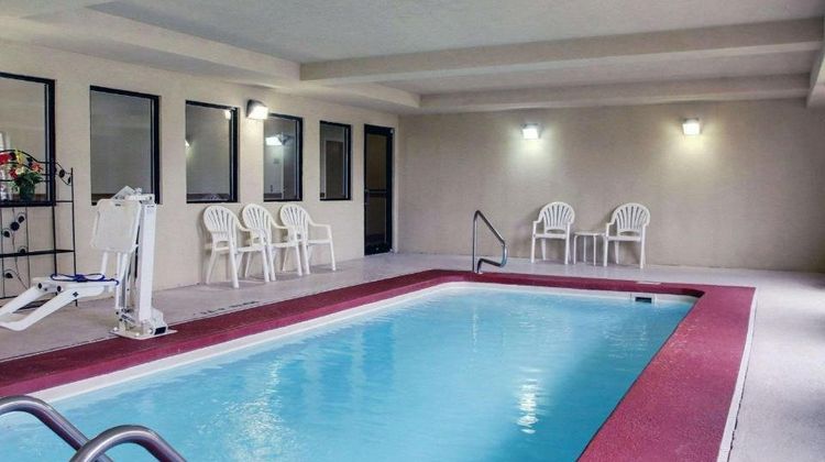 Columbia Inn & Suites Pool