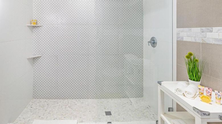 <b>Henrosa Hotel Room</b>. Images powered by <a href="https://www.leonardoworldwide.com/" title="Leonardo Worldwide" target="_blank">Leonardo</a>.