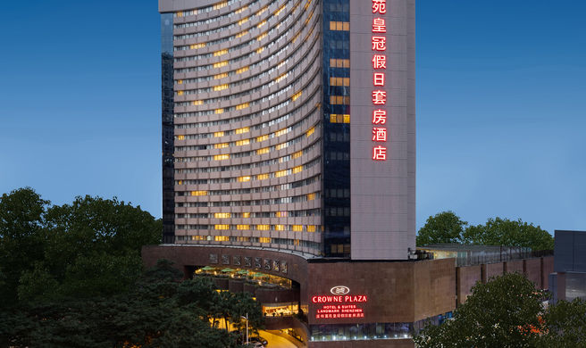 Crowne Plaza Hotel & Suites Landmark Exterior