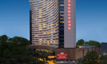 Crowne Plaza Hotel & Suites Landmark