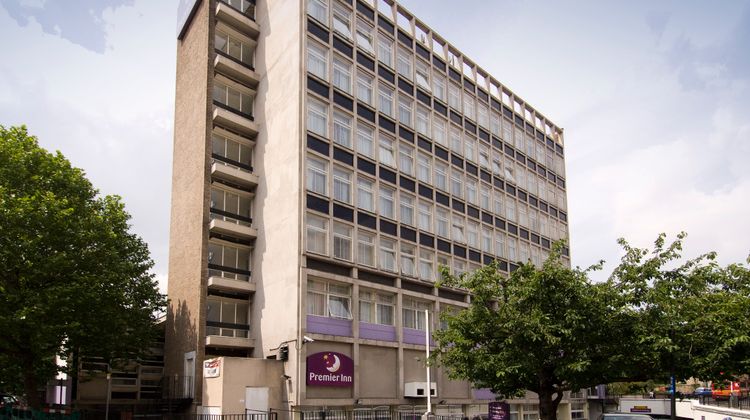 Premier Inn London Putney Bridge Exterior