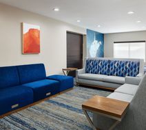 Holiday Inn Express Hotel & Stes Lobby