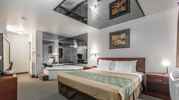 Empire Inn & Suites Suite