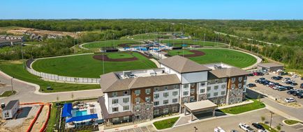 Holiday Inn Express Kansas City Exterior