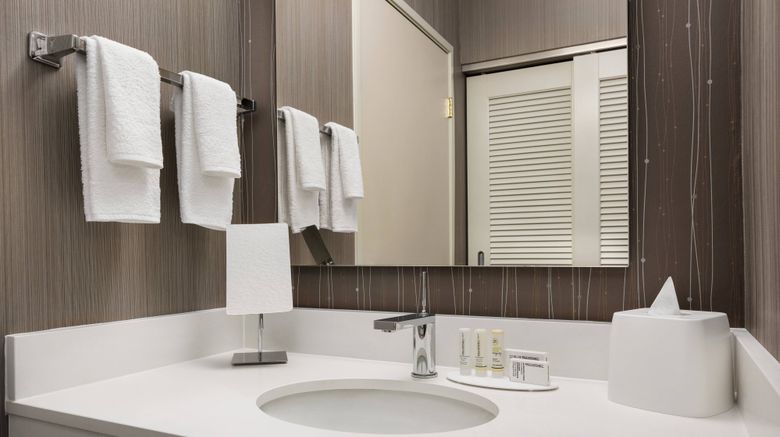 <b>Courtyard Roseville Marriott Room</b>. Images powered by <a href="https://www.leonardoworldwide.com/" title="Leonardo Worldwide" target="_blank">Leonardo</a>.