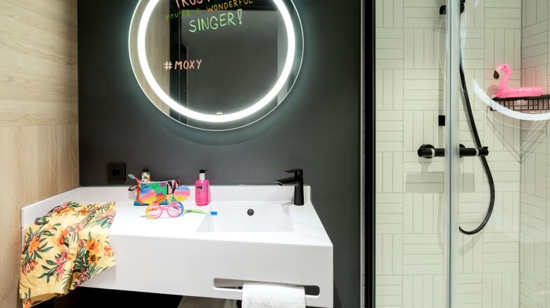 <b>Moxy The Hague Room</b>. Images powered by <a href="https://www.leonardoworldwide.com/" title="Leonardo Worldwide" target="_blank">Leonardo</a>.