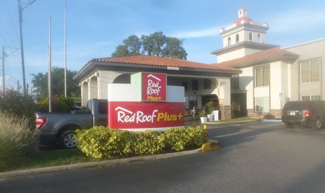 Red Roof PLUS+ & Suites Tampa Exterior