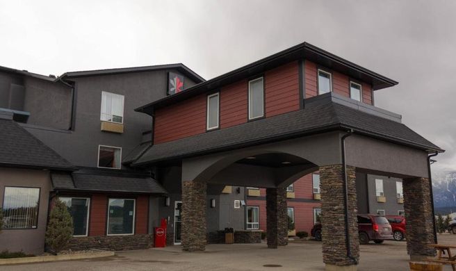 The Kanata Inns Invermere Exterior