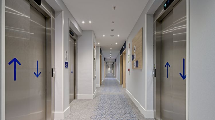 Holiday Inn Express Airport Lobby