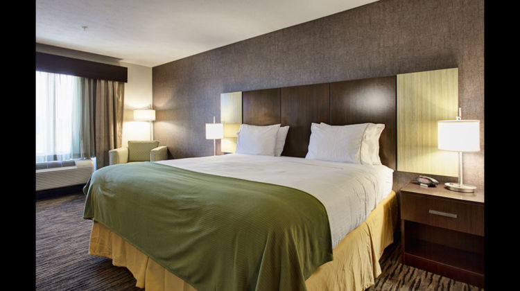 Holiday Inn Express & Suites N Fremont Room