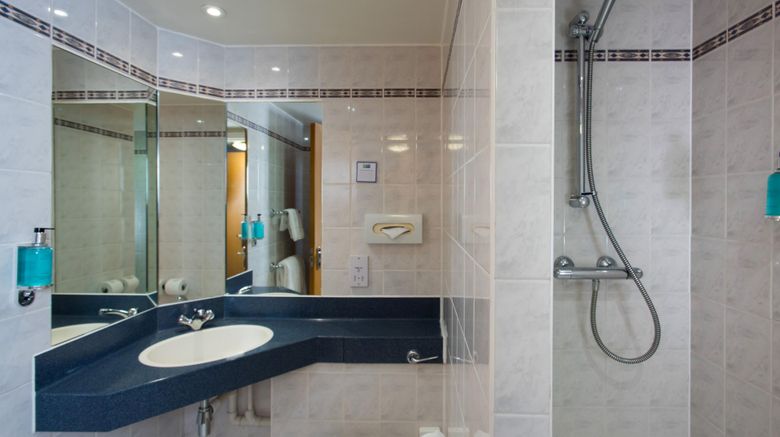 <b>Holiday Inn Express Cardiff Airport Room</b>. Images powered by <a href="https://www.leonardoworldwide.com/" title="Leonardo Worldwide" target="_blank">Leonardo</a>.