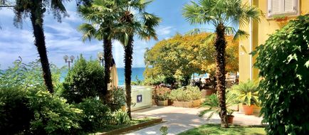Hotels Riviera & Maximilian's Exterior