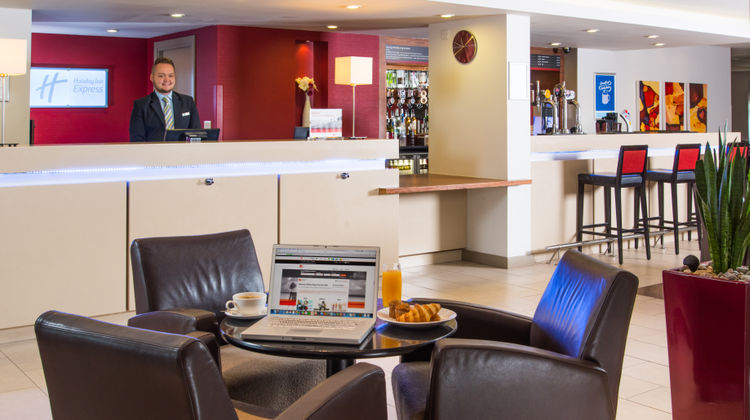 Holiday Inn Express Midlands Airport Lobby