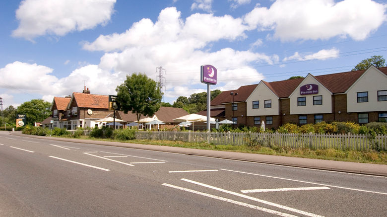 <b>Premier Inn Dunstable South (A5) Exterior</b>. Images powered by <a href="https://www.leonardoworldwide.com/" title="Leonardo Worldwide" target="_blank">Leonardo</a>.