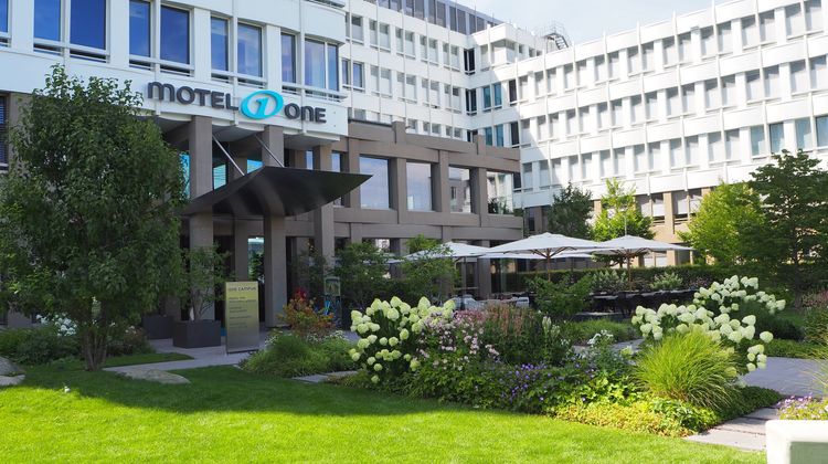Motel One Muenchen Campus Exterior