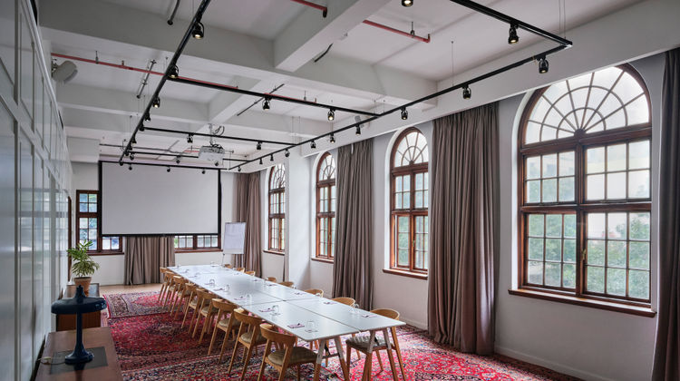 Gorgeous George Hotel Meeting