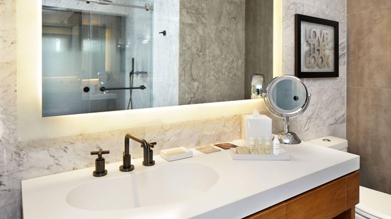 <b>Renaissance New York Midtown Hotel Room</b>. Images powered by <a href="https://www.leonardoworldwide.com/" title="Leonardo Worldwide" target="_blank">Leonardo</a>.