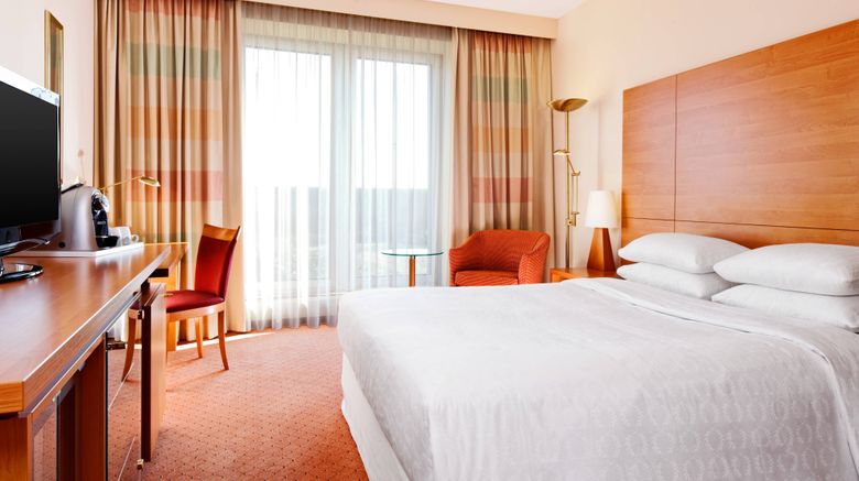 <b>Sheraton Duesseldorf Airport Hotel Room</b>. Images powered by <a href="https://www.leonardoworldwide.com/" title="Leonardo Worldwide" target="_blank">Leonardo</a>.