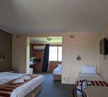 Riverview Motor Inn Room
