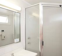 Riverview Motor Inn Room