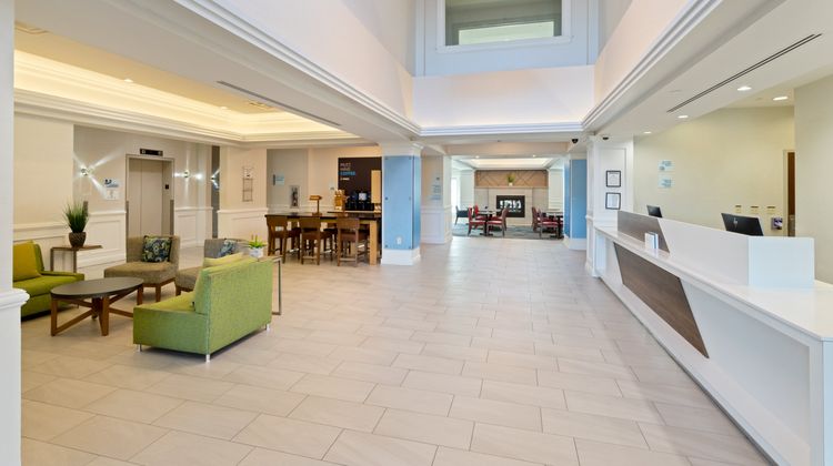 Holiday Inn Express Hauppauge Exterior