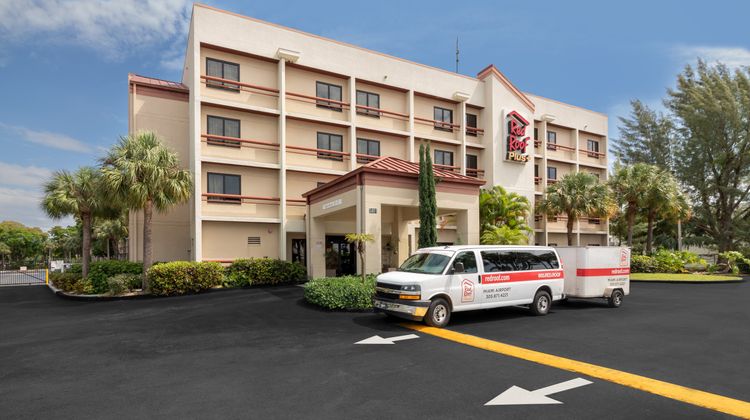 Red Roof PLUS+ Miami Airport Exterior