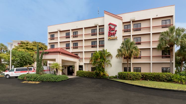 Red Roof PLUS+ Miami Airport Exterior