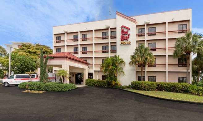 Red Roof PLUS+ Miami Airport Exterior
