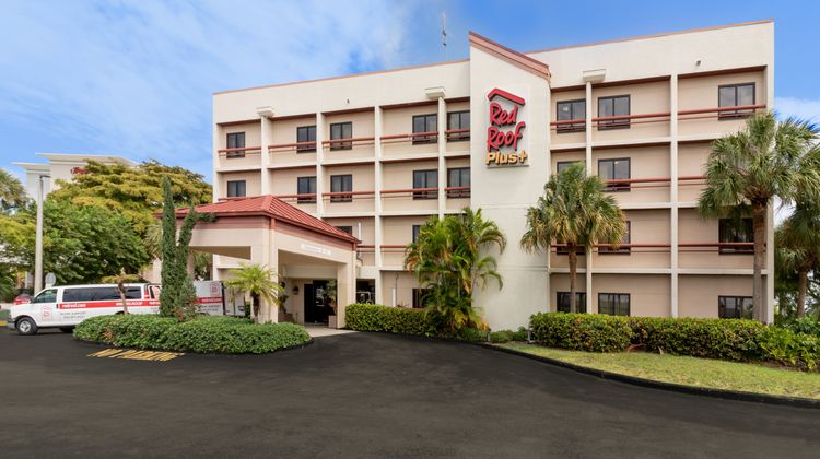 Red Roof PLUS+ Miami Airport Exterior
