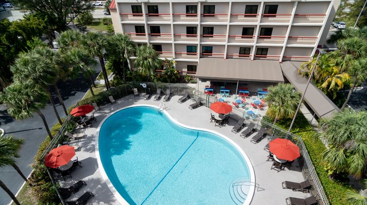 Red Roof PLUS+ Miami Airport Pool