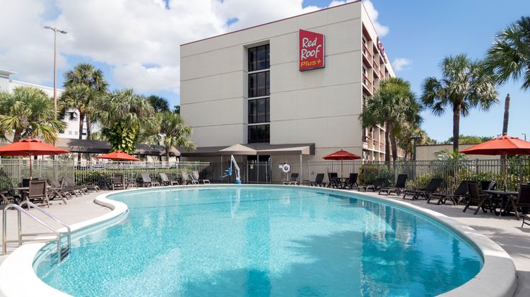 Red Roof PLUS+ Miami Airport Pool