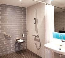 Holiday Inn Express Airport Room