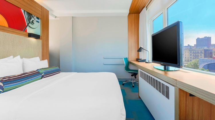 aloft Harlem Room