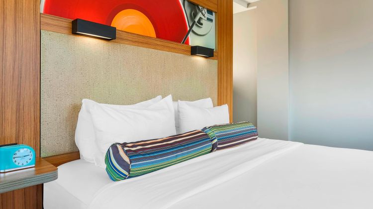 aloft Harlem Room